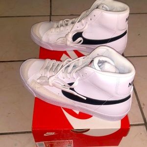 NIKE BLAZER MID ‘77 (GS)